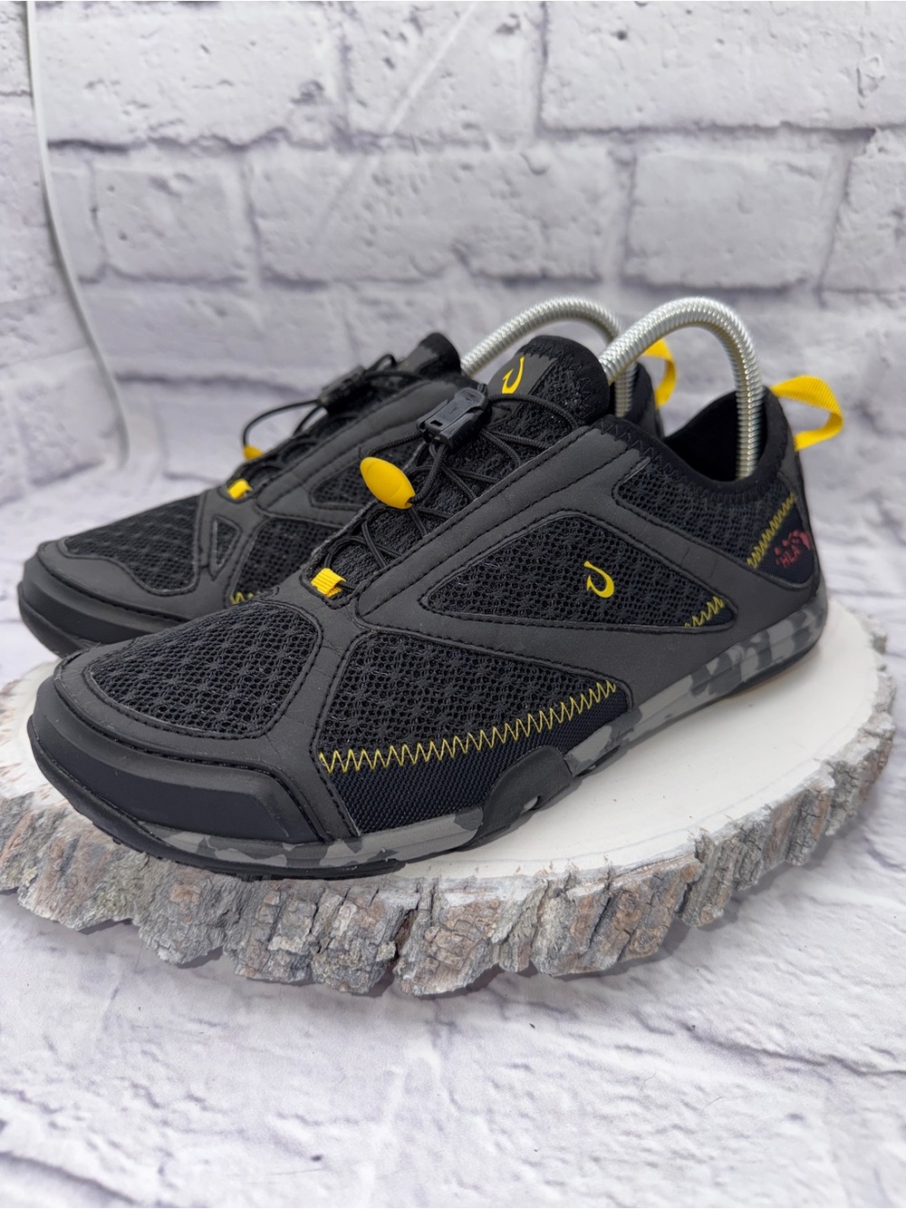OluKai 'Eleu Trainer Water Shoes Men’s Size 8 Black, Gray Camo and Yellow